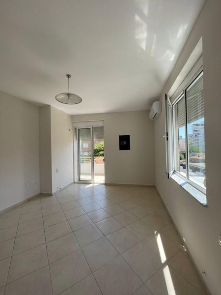 Tirane, jepet me qera apartament 2+1+Ballkon Kati 3, 115 m² 800 € (RRUGA E KAVAJES)