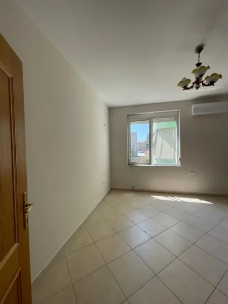 Tirane, jepet me qera apartament 2+1+Ballkon Kati 3, 115 m² 800 € (RRUGA E KAVAJES)