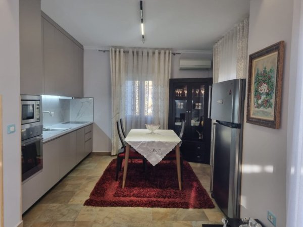 Tirane, jepet me qera apartament 2+1+Ballkon Kati 3, 102 m² 600 € (Ekonomiku)