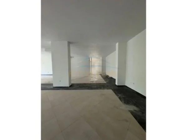 Vlore, jepet me qera ambjent biznesi Kati 0, 500 m² 3.000 € (Lungomare, Vlore)