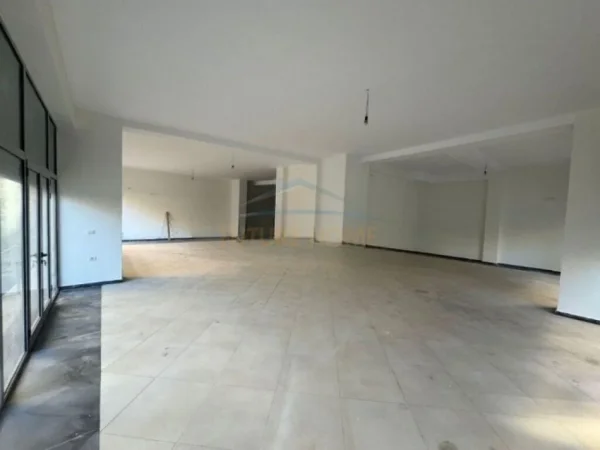Vlore, jepet me qera ambjent biznesi Kati 0, 500 m² 3.000 € (Lungomare, Vlore)
