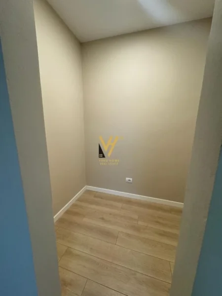 Tirane, jepet me qera zyre Kati 10, 165 m² 1.400 € (RRUGA E KAVAJES)