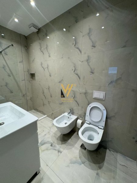 Tirane, jepet me qera zyre Kati 10, 165 m² 1.400 € (RRUGA E KAVAJES)