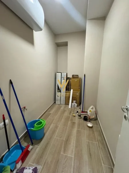 Tirane, jepet me qera zyre Kati 10, 165 m² 1.400 € (RRUGA E KAVAJES)