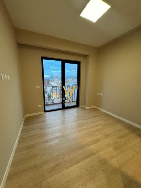 Tirane, jepet me qera zyre Kati 10, 165 m² 1.400 € (RRUGA E KAVAJES)