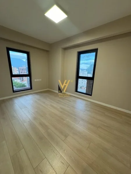 Tirane, jepet me qera zyre Kati 10, 165 m² 1.400 € (RRUGA E KAVAJES)