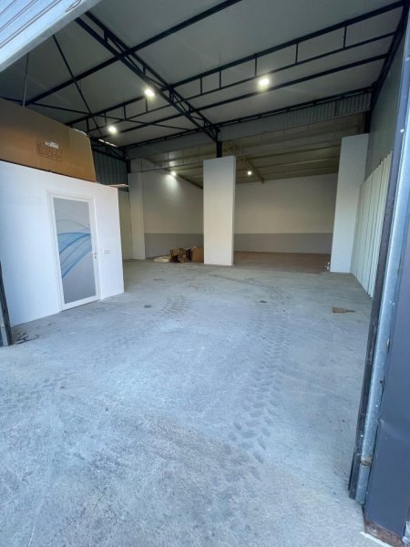 Tirane, jepet me qera ambjent biznesi Kati 0, 200 m² 1.000 € (Autostrada Tirane - Durres)