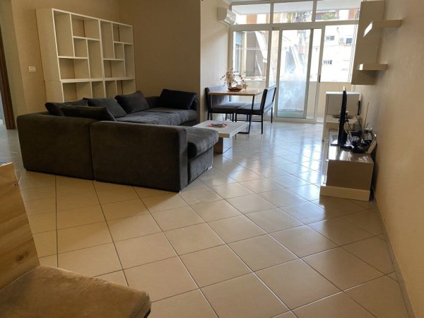 Tirane, jepet me qera apartament 2+1+Ballkon Kati 8, 105 m² 600 € (KOMUNA E PARISIT)