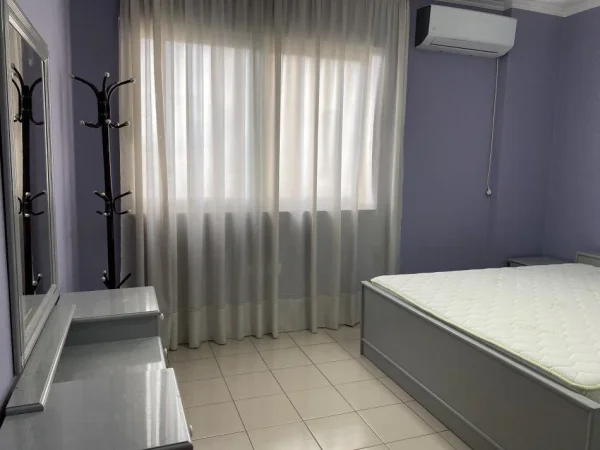 Tirane, jepet me qera apartament 2+1+Ballkon Kati 8, 105 m² 600 € (KOMUNA E PARISIT)