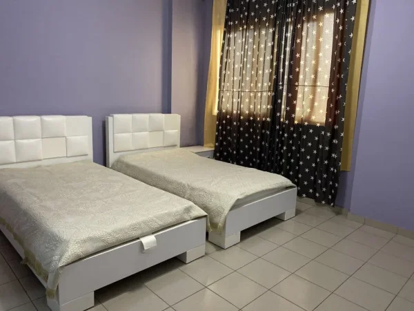 Tirane, jepet me qera apartament 2+1+Ballkon Kati 8, 105 m² 600 € (KOMUNA E PARISIT)