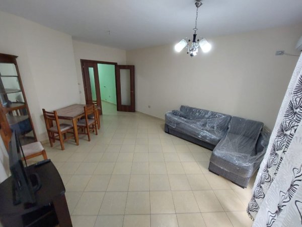 Tirane, jepet me qera apartament 1+1+Ballkon Kati 7, 75 m² 450 € (Zogu Zi Tirane)