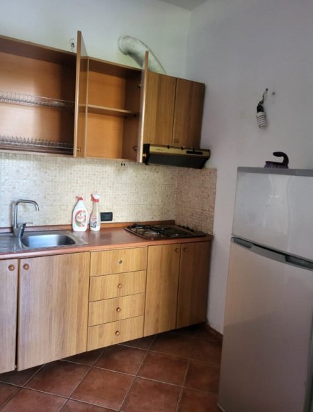 Tirane, jepet me qera garsonier 1+1 Kati 1, 37 m² (Ne Fund te Rruges Jordan Misja)