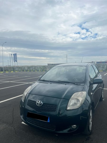 Durres, shitet makine toyota yaris 1.4 Nafte, jeshile manuale Klima 190.000 km 3.900 €