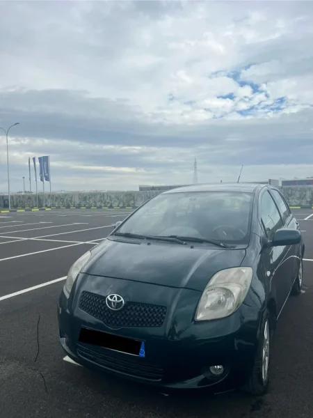 Durres, shitet makine toyota yaris 1.4 Nafte, jeshile manuale Klima 190.000 km 3.900 €