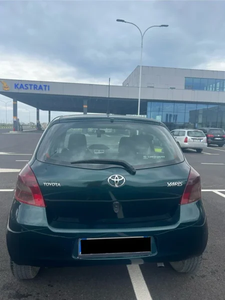 Durres, shitet makine toyota yaris 1.4 Nafte, jeshile manuale Klima 190.000 km 3.900 €