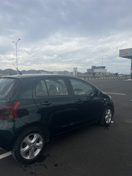 Durres, shitet makine toyota yaris 1.4 Nafte, jeshile manuale Klima 190.000 km 3.900 €