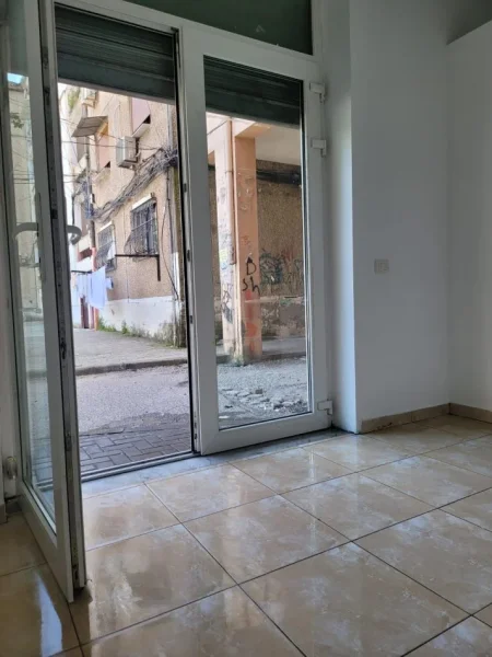 Tirane, jepet me qera dyqan Kati 0, 25 m² 350 € (Azili)