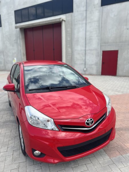 Tirane, shitet makine Toyota Yaris 2013 Benzin, e kuqe manuale Kondicioner 181.800 km 6.200 €