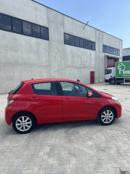 Tirane, shitet makine Toyota Yaris 2013 Benzin, e kuqe manuale Kondicioner 181.800 km 6.200 €