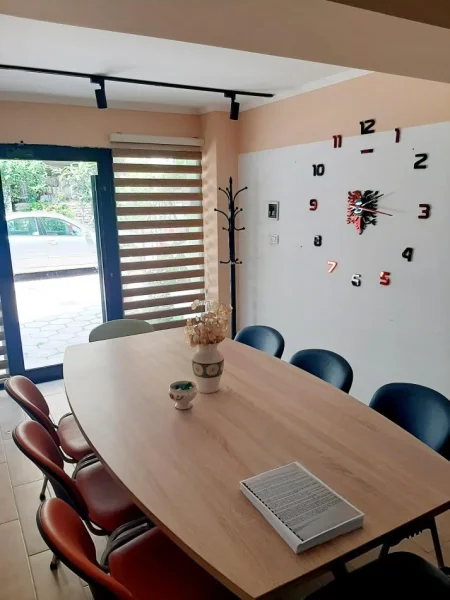 Okazion !!! Shitet ambienti, 41 m², mes Gjykata Civile & Myslym Shyri !!!