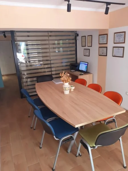 Okazion !!! Shitet ambienti, 41 m², mes Gjykata Civile & Myslym Shyri !!!