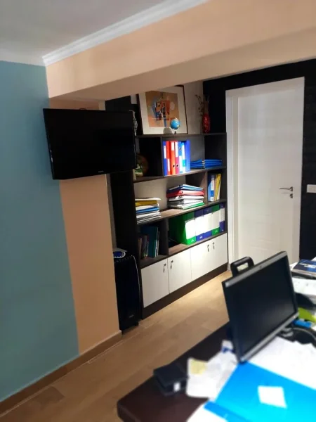 Okazion !!! Shitet ambienti, 41 m², mes Gjykata Civile & Myslym Shyri !!!