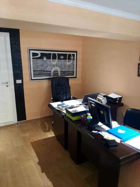 Tirane, shitet zyre Kati 0, 41 m² 98.000 € (Rruga Muhamet Gjollesha, Prane Gjykates Civile, pas Shkolles Pjeter Budi.)