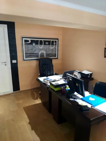 Okazion !!! Shitet ambienti, 41 m², mes Gjykata Civile & Myslym Shyri !!!