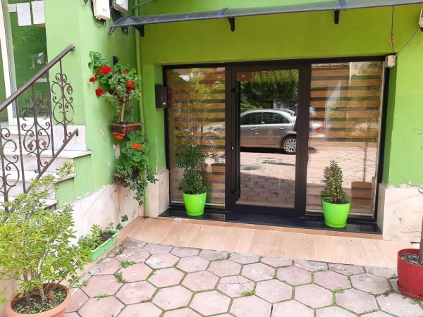 Okazion !!! Shitet ambienti, 41 m², mes Gjykata Civile & Myslym Shyri !!!