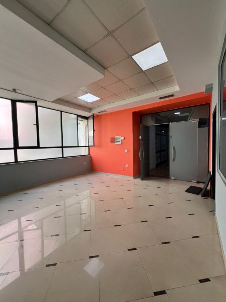 Tirane, jepet me qera Kati 1, 90 m² 600 € (Ish ekspozita)