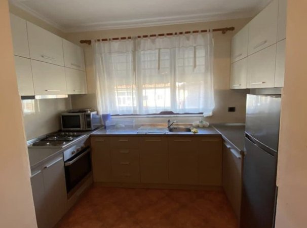 Tirane, jepet me qera apartament 2+1 Kati 2, 80 m² 400 € (Rruga 4 deshmoret)