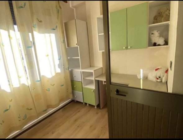 Tirane, jepet me qera apartament 2+1 Kati 2, 80 m² 400 € (Rruga 4 deshmoret)