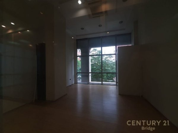 Tirane, jepet me qera zyre Kati 1, 200 m² 2.000 € (Rruga e Barrikadave)