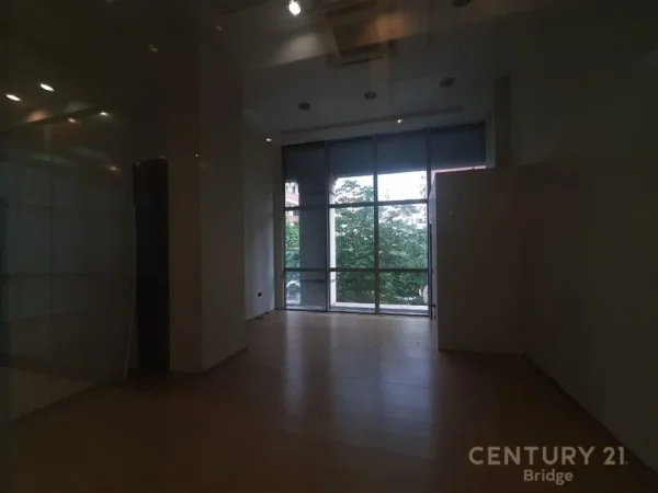 Tirane, jepet me qera zyre Kati 1, 200 m² 2.000 € (Rruga e Barrikadave)