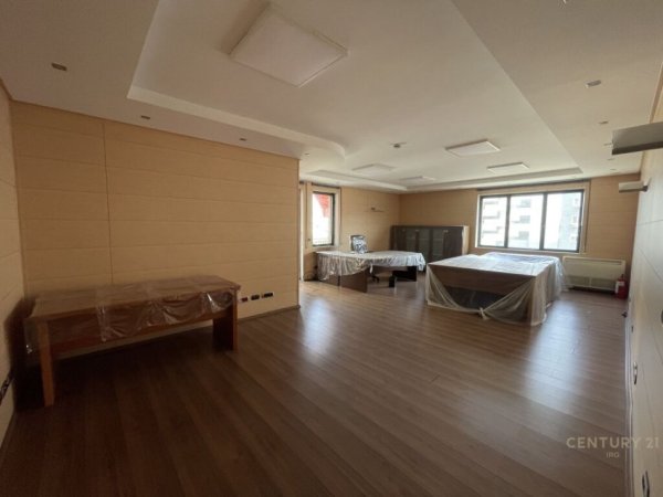 Tirane, jepet me qera zyre Kati 3, 300 m² 5.000 € (Komuna Parisit)