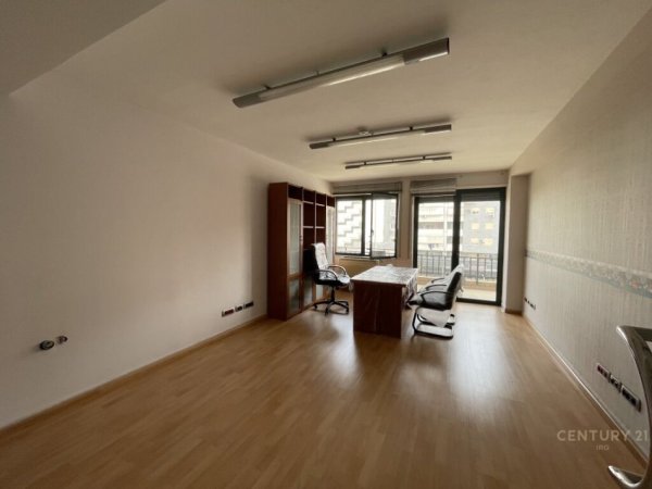 Tirane, jepet me qera zyre Kati 3, 300 m² 5.000 € (Komuna Parisit)