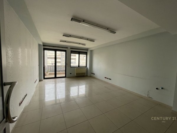 Tirane, jepet me qera zyre Kati 3, 300 m² 5.000 € (Komuna Parisit)