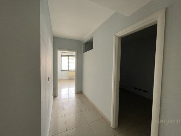 Tirane, jepet me qera zyre Kati 3, 300 m² 5.000 € (Komuna Parisit)