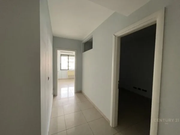Tirane, jepet me qera zyre Kati 3, 300 m² 5.000 € (Komuna Parisit)