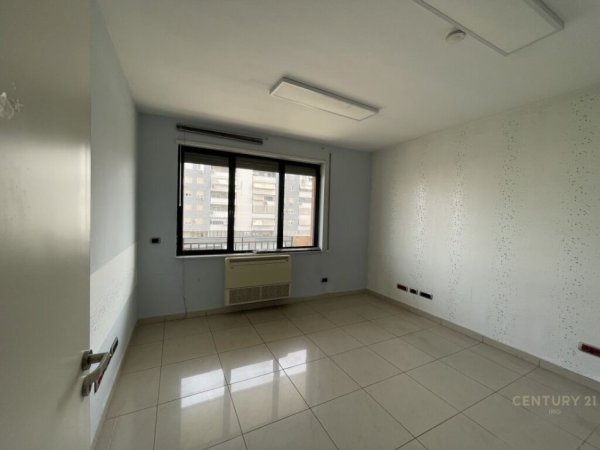 Tirane, jepet me qera zyre Kati 3, 300 m² 5.000 € (Komuna Parisit)