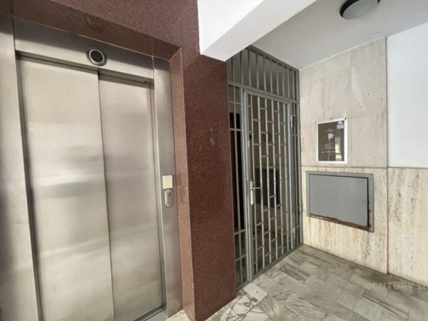 Tirane, jepet me qera zyre Kati 3, 300 m² 5.000 € (Komuna Parisit)