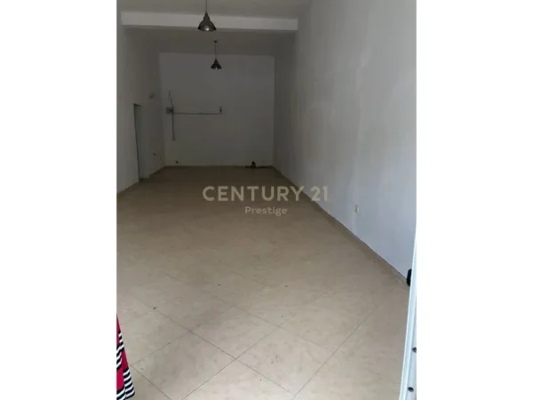 Tirane, jepet me qera ambjent biznesi Kati 0, 60 m² 400 € (Selite)