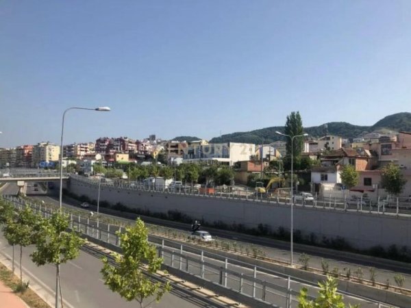 Tirane, jepet me qera ambjent biznesi Kati 0, 40 m² 300 € (Selite)