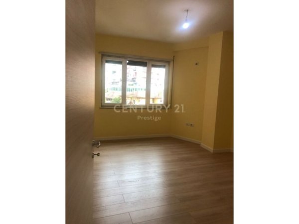 Tirane, jepet me qera zyre Kati 3, 80 m² 700 € (Selvia)