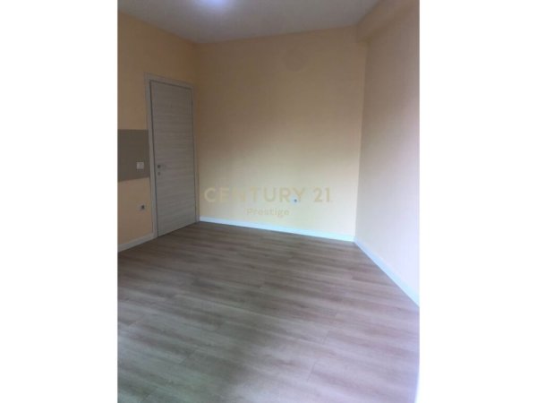 Tirane, jepet me qera zyre Kati 3, 80 m² 700 € (Selvia)