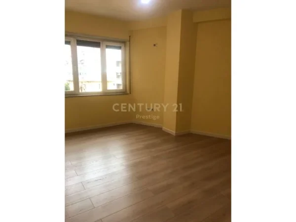 Tirane, jepet me qera zyre Kati 3, 80 m² 700 € (Selvia)