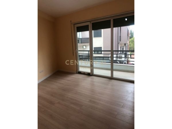 Tirane, jepet me qera zyre Kati 3, 80 m² 700 € (Selvia)