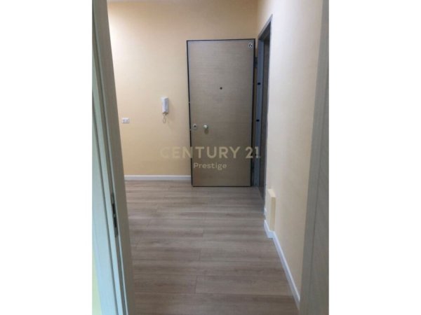 Tirane, jepet me qera zyre Kati 3, 80 m² 700 € (Selvia)