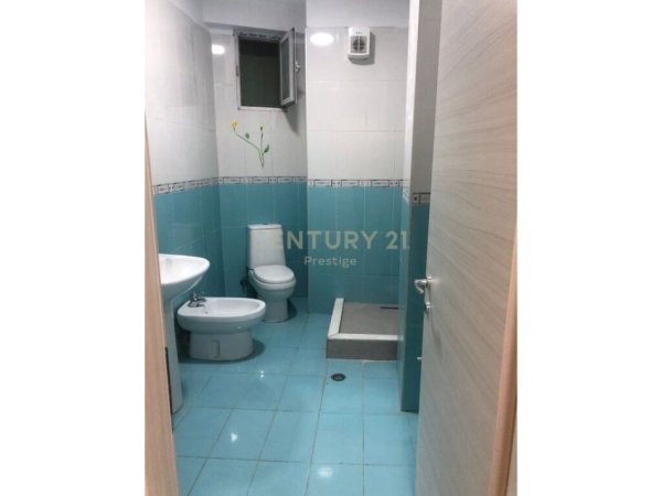 Tirane, jepet me qera zyre Kati 3, 80 m² 700 € (Selvia)