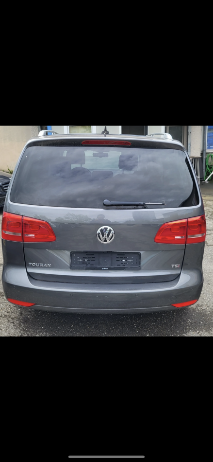 Tirane, shitet makine Volkswagen Touran Benzin, kafe automatik Klima 240.000 km 8.000 €